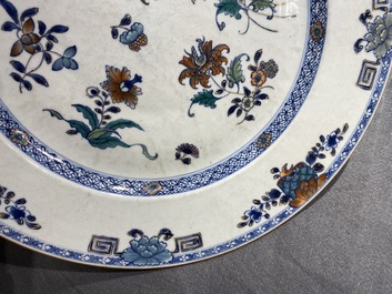 Un grand plat en porcelaine de Chine doucai, Qianlong