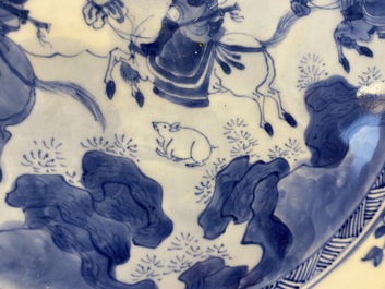 Een Chinese blauw-witte schotel met een jachtsc&egrave;ne, Kangxi