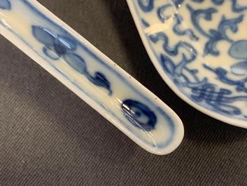 Cinq cuill&egrave;res en porcelaine de Chine en bleu et blanc, 19&egrave;me