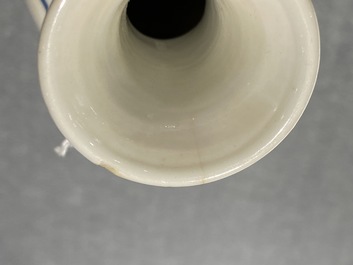 Vier Chinese blauw-witte miniatuur vazen en een huqqa basis, Kangxi