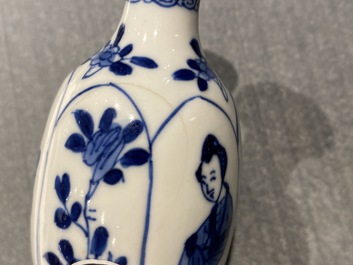 Vier Chinese blauw-witte miniatuur vazen en een huqqa basis, Kangxi