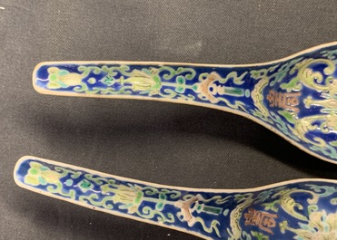 Cinq cuill&egrave;res en porcelaine de Chine &agrave; fond bleu, dont une paire marque et &eacute;poque de Tongzhi