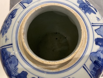 Een grote Chinese blauw-witte pot met houten deksel, Kangxi