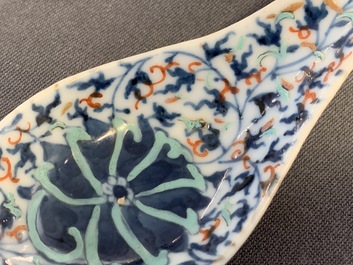 Trois cuill&egrave;res en porcelaine de Chine doucai, 19&egrave;me