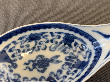 Vijf Chinese blauw-witte lepels, 19e eeuw