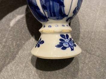 Vier Chinese blauw-witte miniatuur vazen en een huqqa basis, Kangxi