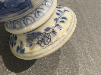 Vier Chinese blauw-witte miniatuur vazen en een huqqa basis, Kangxi