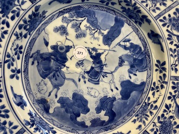 Een Chinese blauw-witte schotel met een jachtsc&egrave;ne, Kangxi