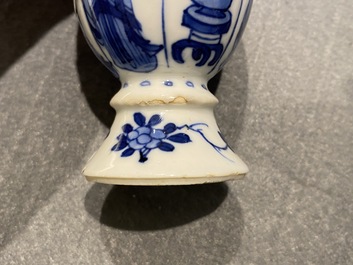 Vier Chinese blauw-witte miniatuur vazen en een huqqa basis, Kangxi