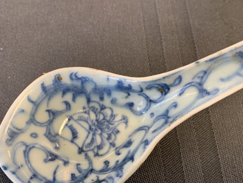 Fifteen Chinese blue and white spoons, 19/20th C.