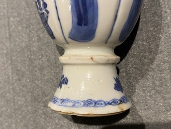 Vier Chinese blauw-witte miniatuur vazen en een huqqa basis, Kangxi