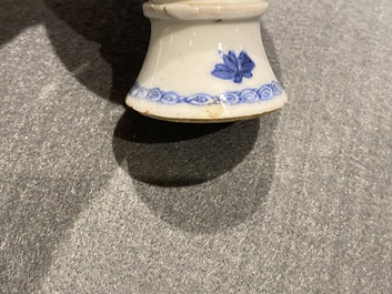 Vier Chinese blauw-witte miniatuur vazen en een huqqa basis, Kangxi