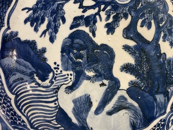 Een grote Chinese blauw-witte kraakporseleinen schotel met een mythisch dier, Wanli