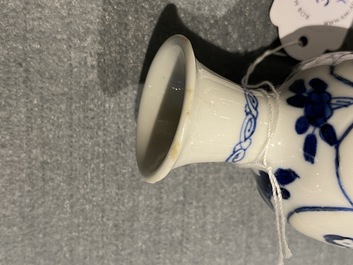 Vier Chinese blauw-witte miniatuur vazen en een huqqa basis, Kangxi