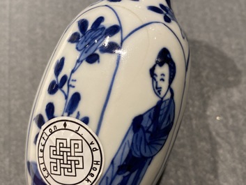 Vier Chinese blauw-witte miniatuur vazen en een huqqa basis, Kangxi