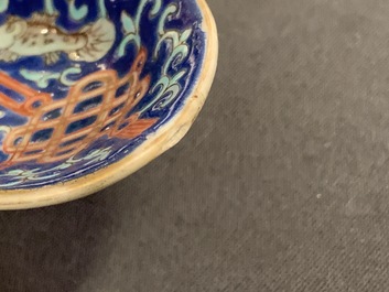 Deux cuill&egrave;res en porcelaine de Chine famille rose &agrave; fond bleu et vert citron, marque et &eacute;poque de Tongzhi