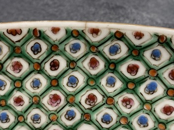 Une paire de plats en porcelaine de Chine famille verte de Canton, 19&egrave;me