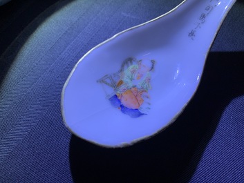 Deux cuill&egrave;res en porcelaine de Chine famille rose &agrave; d&eacute;cor 'Wu Shuang Pu', marque et &eacute;poque de Daoguang