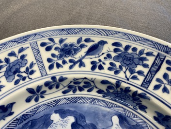 Un plat en porcelaine de Chine en bleu et blanc &agrave; d&eacute;cor de la chasse, Kangxi