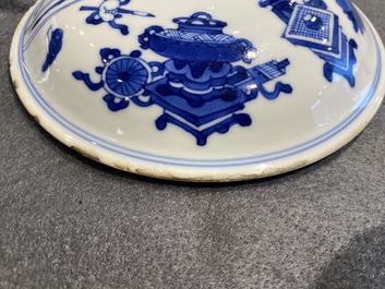 Une paire de bols couverts en porcelaine de Chine en bleu et blanc &agrave; d&eacute;cor d'antiquit&eacute;s, Kangxi