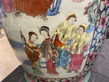 Een paar grote Chinese famille rose vazen met hofsc&egrave;nes, 19e eeuw