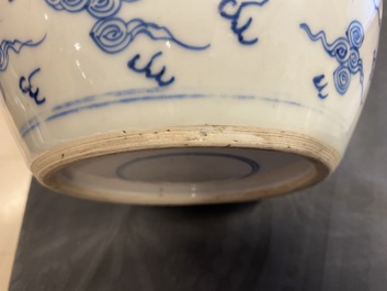 Une paire de pots en porcelaine de Chine en bleu et blanc &agrave; d&eacute;cor de dragons et ph&eacute;nix, Yongzheng