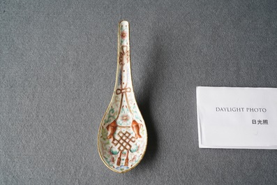 Une grande cuill&egrave;re en porcelaine de Chine famille rose &agrave; d&eacute;cor en relief, marque et &eacute;poque de Daoguang