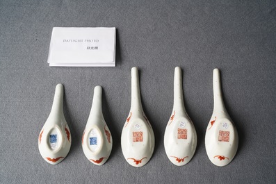 Cinq cuill&egrave;res en porcelaine de Chine en rouge de fer, dont trois marque et &eacute;poque de Daoguang