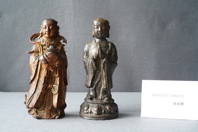 Twee Chinese gelakte en vergulde bronzen figuren, Ming