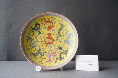 Un plat en porcelaine de Chine famille rose &agrave; d&eacute;cor de dragons sur fond jaune, marque de Qianlong, R&eacute;publique