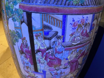 Een grote Chinese famille rose vaas met een hof- en een strijdsc&egrave;ne, 19e eeuw