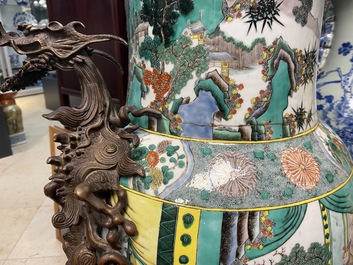 Een grote Chinese famille verte rouleau vaas met vergulde bronzen montuur, 19e eeuw