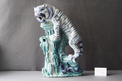 Un grand mod&egrave;le d'un tigre en porcelaine de Chine polychrome, 20&egrave;me