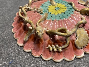 Une tasse et soucoupe et un bol de forme magnolia en porcelaine de Chine famille rose, Yongzheng