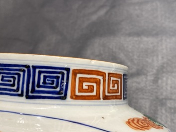 Une paire de vases couverts en porcelaine de Chine wucai, marque Kangxi, 19&egrave;me