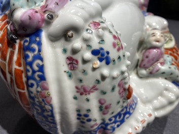 Un plat en porcelaine de Chine en bleu et blanc et une figure de Bouddha en famille rose, 19&egrave;me