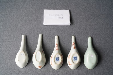 Cinq cuill&egrave;res en porcelaine de Chine polychrome, 19/20&egrave;me