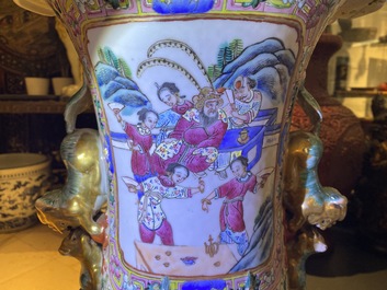 Een grote Chinese famille rose vaas met een hof- en een strijdsc&egrave;ne, 19e eeuw
