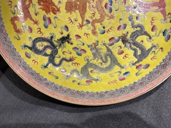 Un plat en porcelaine de Chine famille rose &agrave; d&eacute;cor de dragons sur fond jaune, marque de Qianlong, R&eacute;publique