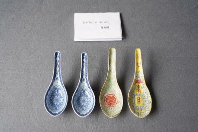 Vier Chinese blauw-witte en famille rose lepels, 19e eeuw