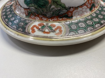 Une paire de vases couverts en porcelaine de Chine famille verte, marque de Kangxi, 19&egrave;me