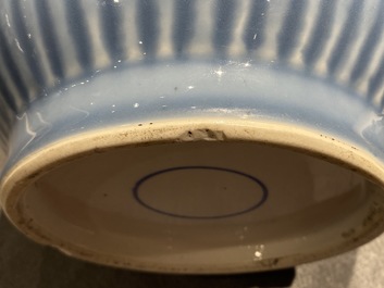 Un vase de forme rouleau en porcelaine de Chine en bleu, blanc et rouge de cuivre &agrave; fond bleu de lavande, 19/20&egrave;me