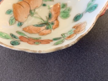 Vijf Chinese famille rose lepels met vruchten, bloemen en vlinders, 19/20e eeuw