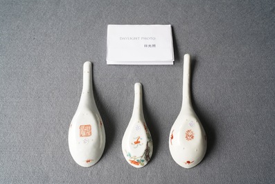 Trois cuill&egrave;res en porcelaine de Chine famille rose, 19/20&egrave;me