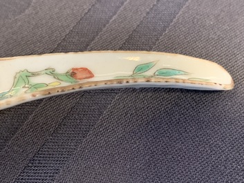 Five Chinese famille rose spoons with butterflies, flowers and fruits, 19/20th C.
