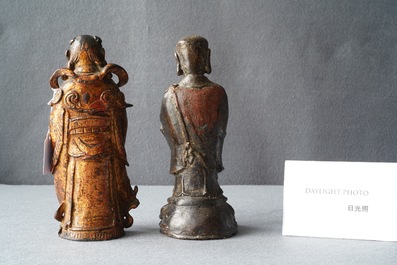 Twee Chinese gelakte en vergulde bronzen figuren, Ming