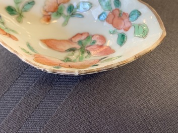 Vijf Chinese famille rose lepels met vruchten, bloemen en vlinders, 19/20e eeuw