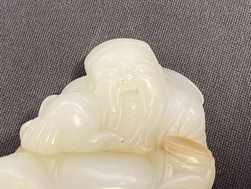 Een Chinese figuur van Li Taipo in witte jade, Kangxi/Yongzheng