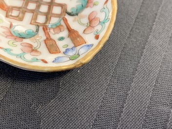 Une grande cuill&egrave;re en porcelaine de Chine famille rose &agrave; d&eacute;cor en relief, marque et &eacute;poque de Daoguang