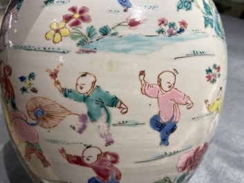 Een Chinese famille rose 'honderd jongens' pot, Yongzheng